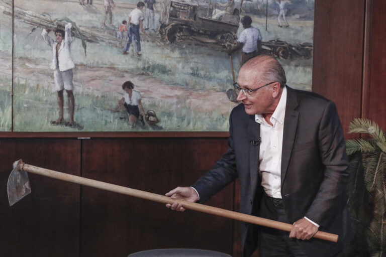 Alckmin ensina Datena a usar uma enxada