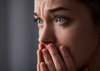 A psicologia afirma que as pessoas que choram com facilidade não são frágeis, seus cérebros processam mais 10 pontos que a maioria ignora