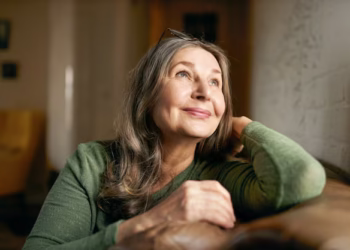 Qual é a idade em que o corpo começa a envelhecer de verdade? Estudo aponta o momento exato