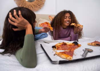 O que significa preferir comer pizza com a mão, segundo a psicologia