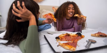 O que significa preferir comer pizza com a mão, segundo a psicologia