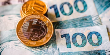 Trabalhadores com carteira assinada receberão pelo menos R$ 1.621 nesta sexta (06/03)