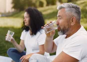 Só 2 ingredientes: a bebida que pode mudar como seu corpo lida com o açúcar