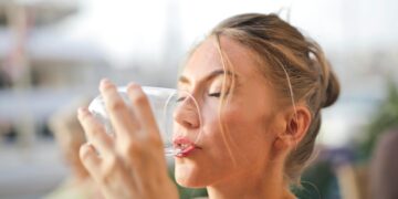 Especialistas explicam o efeito de beber água logo ao acordar