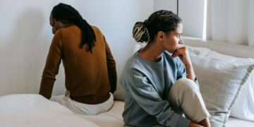 Psicólogo revela 4 falas comuns de quem já desistiu da relação (mesmo sem terminar)