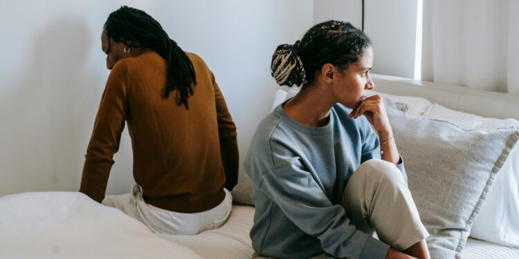 Psicólogo revela 4 falas comuns de quem já desistiu da relação (mesmo sem terminar)