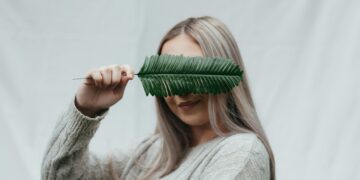 Nem tudo está perdido: o que a ciência descobriu sobre reverter cabelos brancos