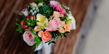 Sobrevivente de câncer envia flores secretamente a outros pacientes há mais de uma década