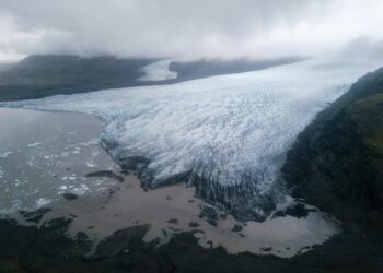 Debaixo de 30 metros de gelo, a NASA encontrou algo que nunca deveria voltar à superfície