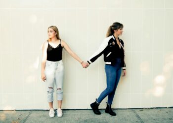 Filhas mais velhas se tornam um tipo específico de adulto e os terapeutas afirmam que isso se manifesta em 9 características