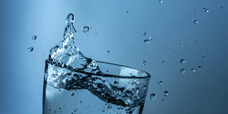 Se você ama tomar água com gás, nutricionistas têm um recado importante