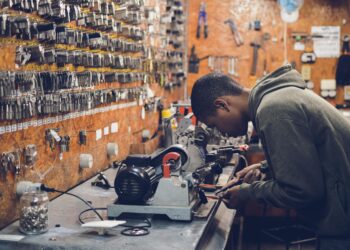 Nova lei reduz horas de trabalho e muda rotina de milhões de trabalhadores deste país