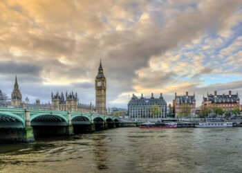 Morar na melhor cidade da Europa em 2026 pode render R$ 85,43 por hora para brasileiros