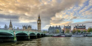 Morar na melhor cidade da Europa em 2026 pode render R$ 85,43 por hora para brasileiros