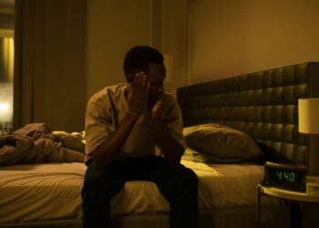 A única coisa que você não deve fazer ao acordar no meio da noite, segundo os médicos