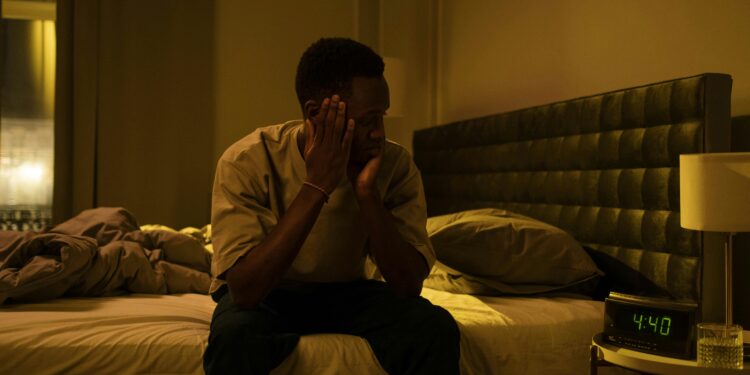 A única coisa que você não deve fazer ao acordar no meio da noite, segundo os médicos