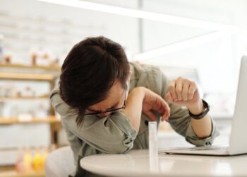 Apesar de ser um hábito comum, especialistas alertam para os riscos de segurar o espirro.