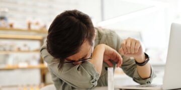 Apesar de ser um hábito comum, especialistas alertam para os riscos de segurar o espirro.