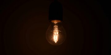 Sem cobrança: conta de luz traz alívio inesperado para os brasileiros em março