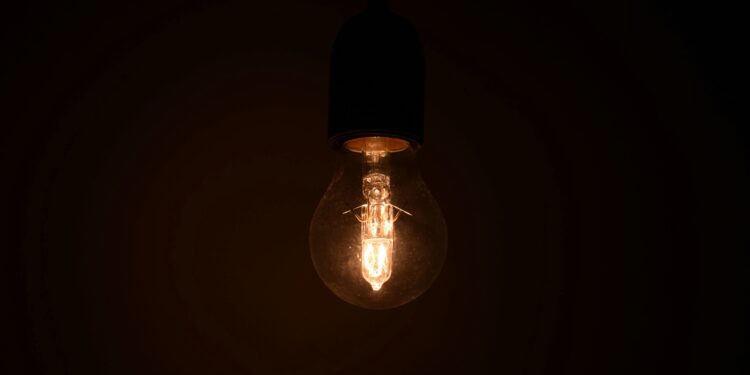 Sem cobrança: conta de luz traz alívio inesperado para os brasileiros em março