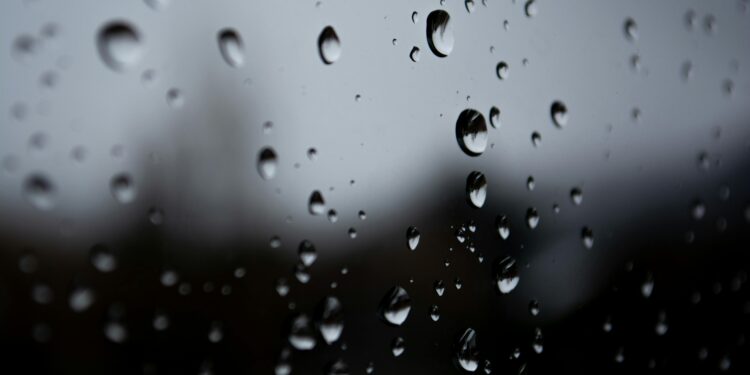 Moradores de todo este país foram alertados sobre fenômeno perigoso conhecido como chuva ácida