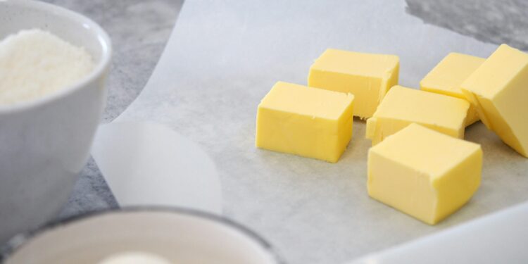 Trend da manteiga: o que acontece se bebês comerem o alimento puro