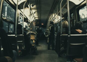 Passageiros não poderão mais ficar de pé nos ônibus deste país e quem descumprir sofrerá multa