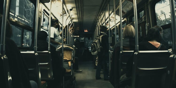 Passageiros não poderão mais ficar de pé nos ônibus deste país e quem descumprir sofrerá multa
