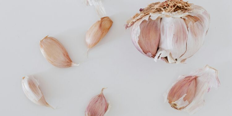 Como tirar o cheiro de alho das mãos, segundo um especialista