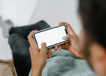 Usar o celular no banheiro pode aumentar em 46% o risco dessa doença