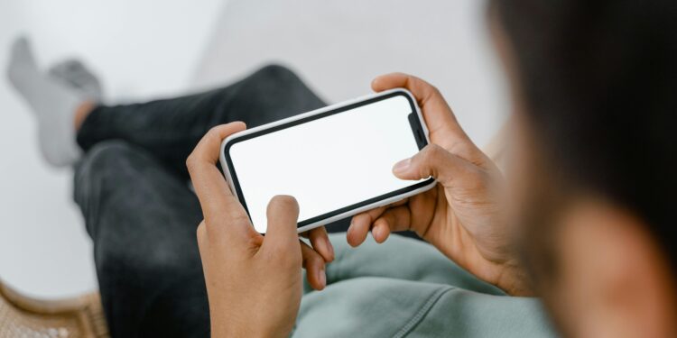 Usar o celular no banheiro pode aumentar em 46% o risco dessa doença