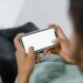 Usar o celular no banheiro pode aumentar em 46% o risco dessa doença