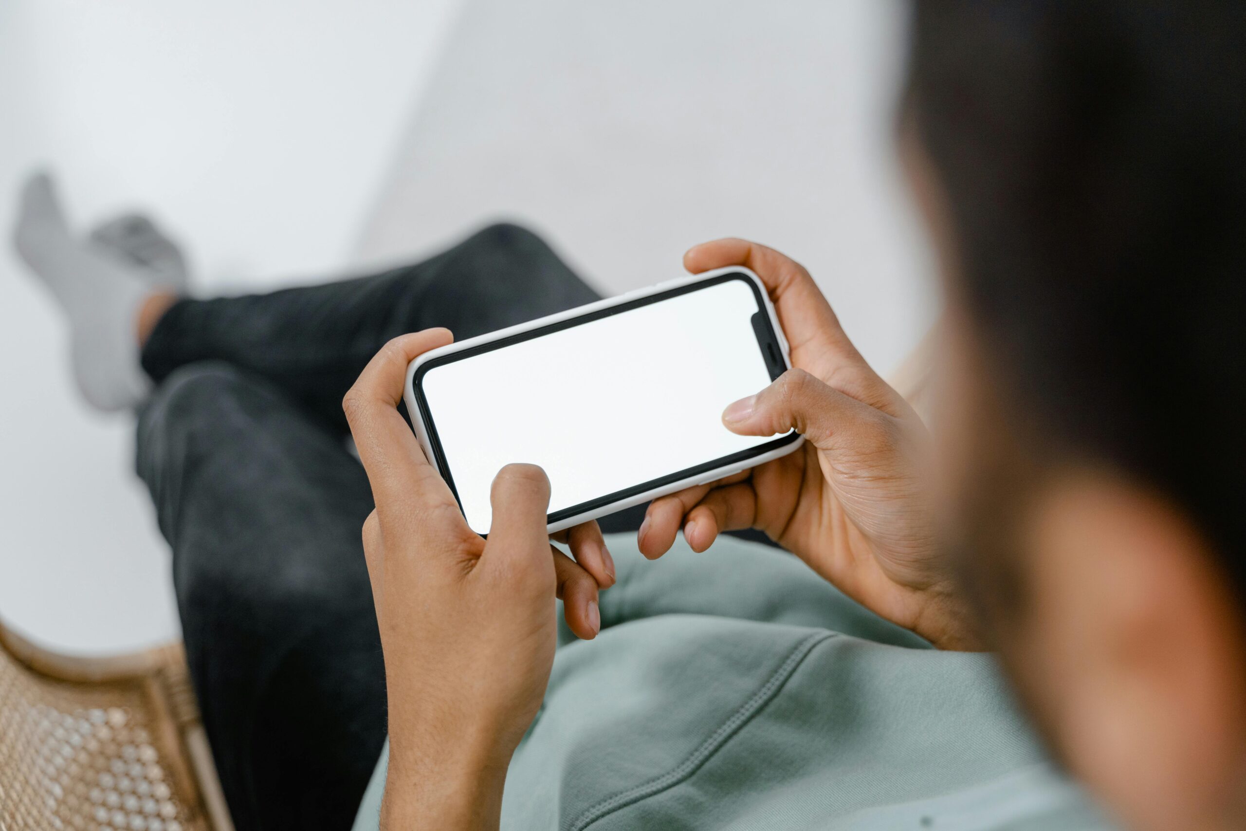 Usar o celular no banheiro pode aumentar em 46% o risco dessa doença