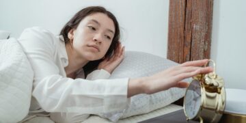 Esse pequeno gesto ao acordar pode melhorar seu dia inteiro, segundo a psicologia