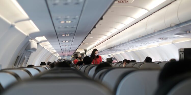 Quem se comportar mal em avião pode pagar até R$ 17,5 mil de multa