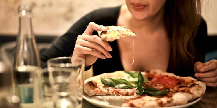 O que realmente significa quando você continua comendo mesmo já estando satisfeito?