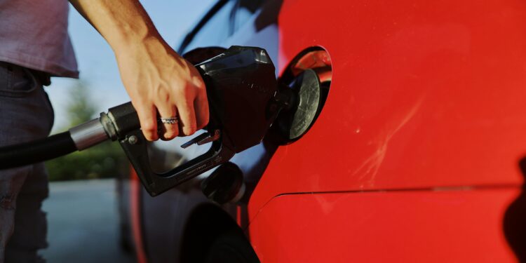 Gasolina dispara e atinge nível mais alto desde 2024 em todo este país