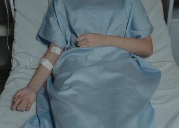 A enfermeira tem anos de experiência cuidando de pacientes que aguardavam a morte.