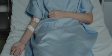 A enfermeira tem anos de experiência cuidando de pacientes que aguardavam a morte.