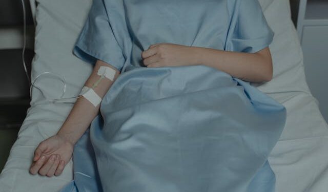 A enfermeira tem anos de experiência cuidando de pacientes que aguardavam a morte.