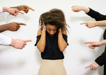 Por que chamamos alguém de “bode expiatório” e qual o significado real por trás disso?