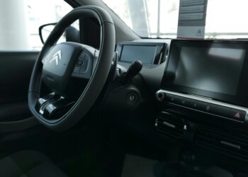 Nova função vai permitir assistir vídeos na tela do carro durante o trânsito