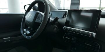 Nova função vai permitir assistir vídeos na tela do carro durante o trânsito