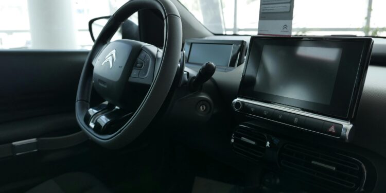 Nova função vai permitir assistir vídeos na tela do carro durante o trânsito