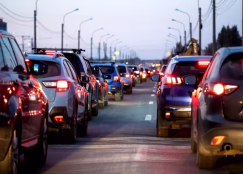 Após crise no combustível, população começou a usar carro movido a carvão em todo este país