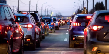 Após crise no combustível, população começou a usar carro movido a carvão em todo este país