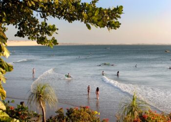Essa praia fica a 300 quilômetros de capital do Ceará  e é um destinos mais desejados para turistas na região.
