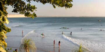 Essa praia fica a 300 quilômetros de capital do Ceará  e é um destinos mais desejados para turistas na região.