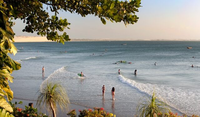 Essa praia fica a 300 quilômetros de capital do Ceará  e é um destinos mais desejados para turistas na região.