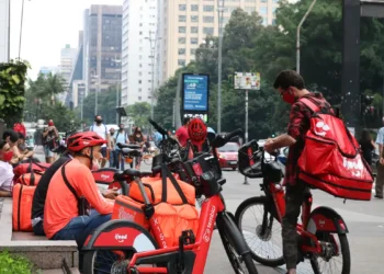 Governo pode decidir novas regras para Uber e iFood em abril